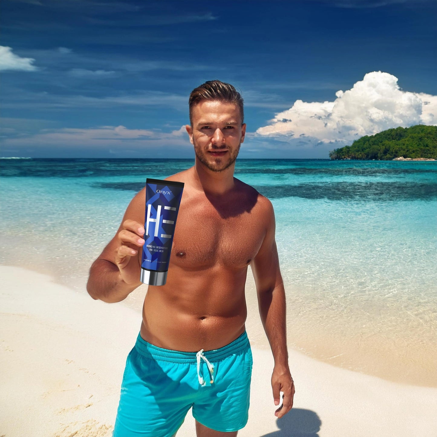 Ein Mann mit türkisfarbener Badehose steht am Strand und hält eine Tube Onyx HE Bräunungsintensivierer, im Hintergrund das Meer