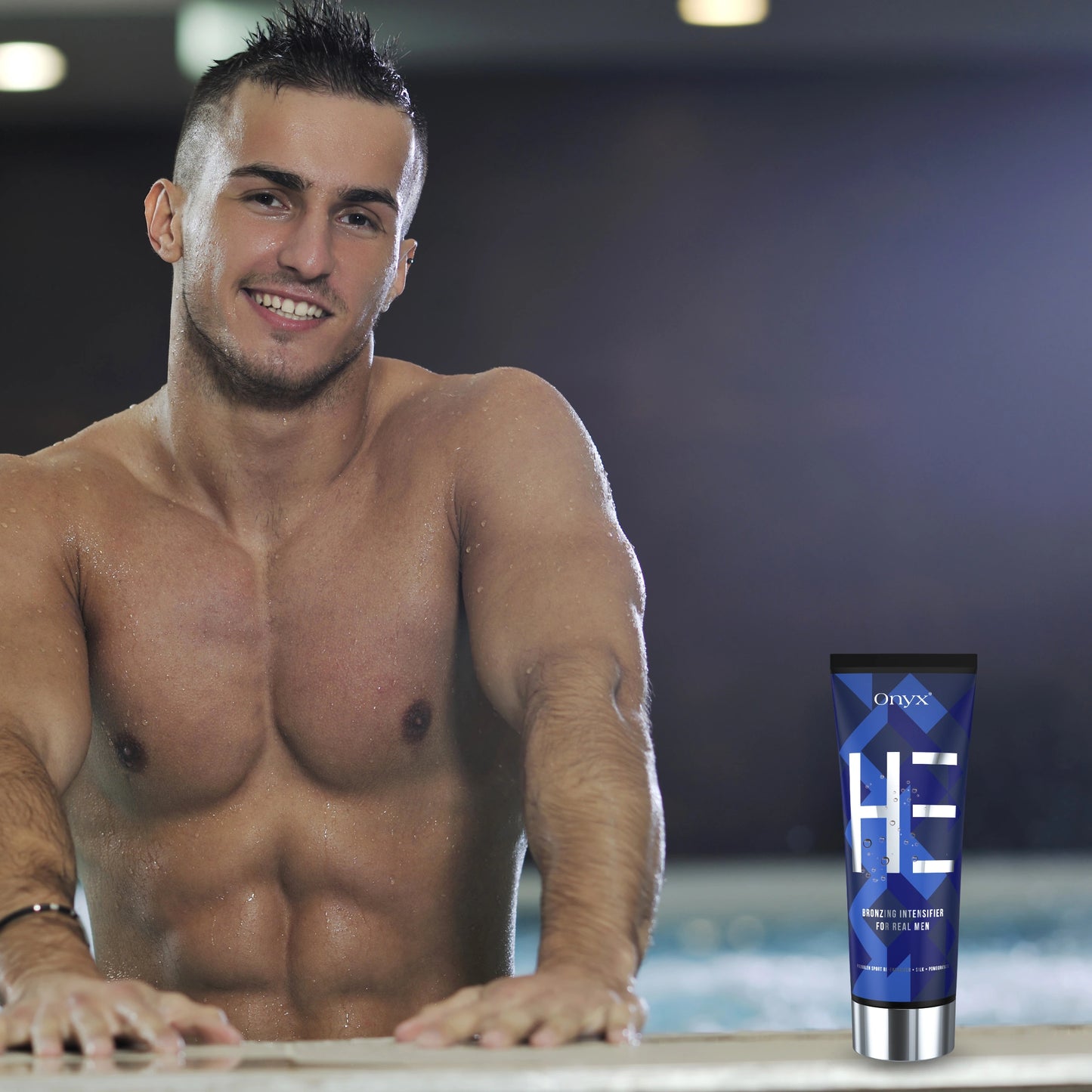 Ein sportlicher Mann lehnt am Beckenrand eines Schwimmbads, vor ihm steht eine Tube Onyx HE Bräunungsintensivierer