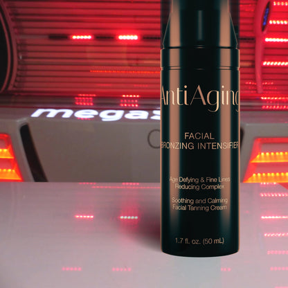 Die Onyx Anti-Aging Facial Bronzing Intensifier Flasche steht vor einem rot beleuchteten Megasun-Solarium