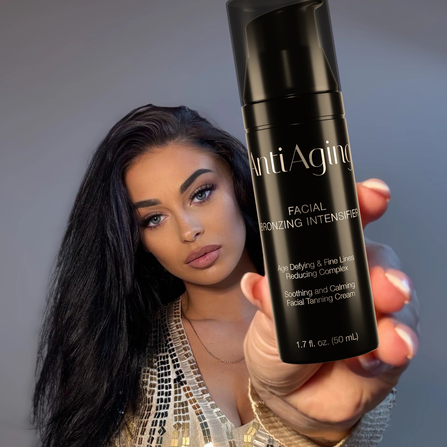 Eine Frau hält die Onyx Anti-Aging Facial Bronzing Intensifier Flasche in der Hand und blickt in die Kamera