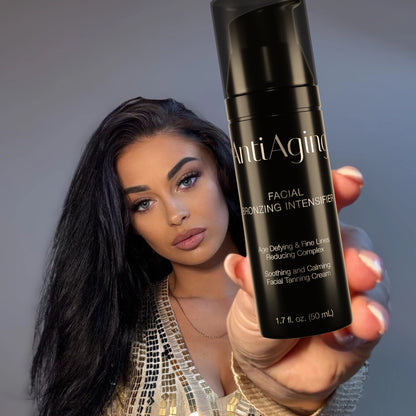 Eine Frau hält die Onyx Anti-Aging Facial Bronzing Intensifier Flasche in der Hand und blickt in die Kamera