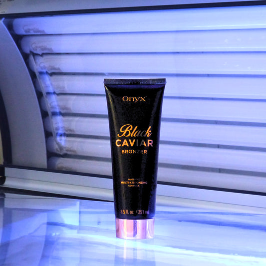 Sonnenbank Bräunungscreme, Onyx Black Caviar Tube steht in einer blauen Solariumkabine