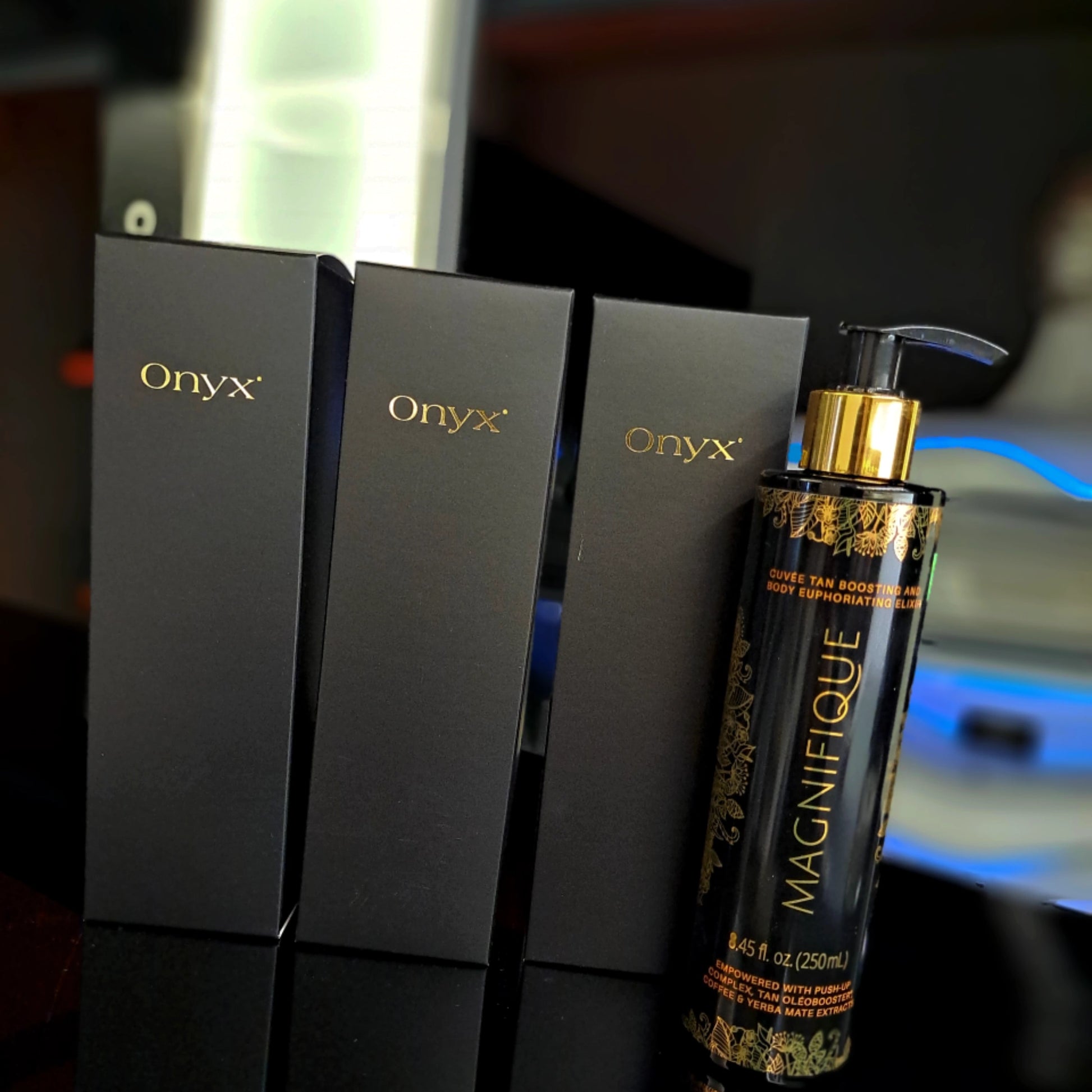 Onyx Magnifique Bräunungscreme steht neben eleganten schwarzen Verpackungen mit goldener Aufschrift